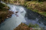 Suasana Sungai Cikiley yang tercemar di Antapani, Bandung, Jawa Barat, Jumat (2/8/2019). Kondisi air aliran Sungai Cikiley yang bermuara di Sungai Citarum tersebut berubah warna dan mengeluarkan bau yang diduga akibat limbah industri sehingga menganggu aktivitas warga di sekitar sungai tersebut. ANTARA FOTO/Raisan Al Farisi/agr