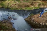  Warga memotret Sungai Cikiley yang tercemar di Antapani, Bandung, Jawa Barat, Jumat (2/8/2019).  Kondisi air aliran Sungai Cikiley yang bermuara di Sungai Citarum tersebut berubah warna dan mengeluarkan bau yang diduga akibat limbah industri sehingga menganggu aktivitas warga di sekitar sungai tersebut. ANTARA FOTO/Raisan Al Farisi/agr