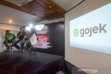 VP Regional Gojek Jawa Barat Banten Becquini Akbar (kedua kiri) bersama mitra Gojek memberikan pemaparan kepada awak media saat pengenalan logo baru Gojek di Bandung, Jawa Barat, Kamis (1/8/2019). Pengenalan logo baru Gojek baru tersebut merupakan rangkaian dari Festival Apresiasi Mitra yang didedikasikan untuk mitra gojek di Bandung Raya. ANTARA JABAR/Raisan Al Farisi/agr