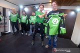 VP Regional Gojek Jawa Barat Banten Becquini Akbar (kanan) memberikan jaket kepada mitra Gojek saat pengenalan logo baru Gojek di Bandung, Jawa Barat, Kamis (1/8/2019). Pengenalan logo baru Gojek baru tersebut merupakan rangkaian dari Festival Apresiasi Mitra yang didedikasikan untuk mitra gojek di Bandung Raya. ANTARA JABAR/Raisan Al Farisi/agr