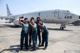 Siswa pendidikan perwira penerbang TNI AL berfoto di samping pesawat patroli maritim (MPA) P-8 Poseidon milik Angkatan Laut Amerika Serikat di Base Ops TNI Puspenerbal Juanda, Sidoarjo, Jawa Timur, Jumat (2/8/2019). Kedatangan pesawat P-8 Poseidon milik Angkatan Laut Amerika Serikat tersebut dalam rangka bagian dari pelaksanaan latihan bersama antara US Navy dengan TNI Angkatan Laut yang bertajuk Cooperation Afloat Readiness and Training (CARAT) 2019. Antara Jatim/Umarul Faruq/zk