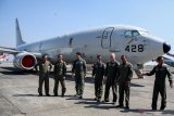 Penerbang TNI AL bersama personel US Navy seusai meninjau pesawat patroli maritim (MPA) P-8 Poseidon milik Angkatan Laut Amerika Serikat di Base Ops TNI Puspenerbal Juanda, Sidoarjo, Jawa Timur, Jumat (2/8/2019). Kedatangan pesawat P-8 Poseidon milik Angkatan Laut Amerika Serikat tersebut dalam rangka bagian dari pelaksanaan latihan bersama antara US Navy dengan TNI Angkatan Laut yang bertajuk Cooperation Afloat Readiness and Training (CARAT) 2019. Antara Jatim/Umarul Faruq/zk