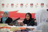 Ketua Majelis Dewan Kehormatan Penyelenggara Pemilu (DKPP), Ida Budhiati (kedua kiri)) bersama anggota majelis Tim Pemeriksa Daerah Aceh, Eka Sri Mulyani (kiri), anggota Bawaslu dan anggota Komisi Independen Pemilihan (KIP) Aceh menggelar sidang kasus pelanggaran pemilu di Banda Aceh, Jumat (2/8/2019). Sidang dihadiri tiga Panitia Pemilihan Kecamatan (PPK) kabupaten Aceh Besar, Aceh sebagai pihak pengadu dan Panitia Pengawas Pemilihan (Panwaslih) setempat sebagai pihak teradu dalam kasus dugaan pelanggaran kode etik penyelenggara pemilu. (Antara Aceh/Ampelsa)