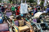 Pengemudi becak motor (bentor) melakukan aksi unjuk rasa depan Kantor Gubernur Jatim, Surabaya, Jawa Timur, Jumat (2/8/2019). Dalam aksi yang diikuti oleh ratusan pengemudi bentor tersebut menuntut pemerintah menolak rencana penertiban bentor dan membentuk Perda perlindungan bentor. Antara Jatim/Umarul Faruq/zk