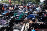 Pengemudi becak motor (bentor) melakukan aksi unjuk rasa depan Kantor Gubernur Jatim, Surabaya, Jawa Timur, Jumat (2/8/2019). Dalam aksi yang diikuti oleh ratusan pengemudi bentor tersebut menuntut pemerintah menolak rencana penertiban bentor dan membentuk Perda perlindungan bentor. Antara Jatim/Umarul Faruq/zk