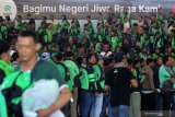 Sejumlah Mitra Pengemudi Gojek antre untuk mendapatkan jaket berlogo baru Gojek saat Festival Apresiasi Mitra di Surabaya, Jawa Timur, Sabtu (3/8/2019). Festival Apresiasi Mitra itu untuk memberikan apresiasi kepada mitra Gojek sekaligus mengenalkan logo dan membagikan jaket baru. Antara Jatim/Didik Suhartono/ZK