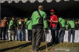 Seorang Mitra Driver (supir) Gojek mengantre untuk mendapatkan atribut baru pada acara Festival Apresiasi Mitra Gojek di Armor Kopi, Bandung, Jawa Barat, Sabtu (3/8/2019). Sedikitnya 2000 Mitra Driver Gojek memeriahkan acara yang bertujuan untuk apresiasi sekaligus mengenalkan logo dan membagikan jaket baru sebagai upaya meningkatkan semangat, inovasi dan pelayanan kepada konsumen di Indonesia. ANTARA FOTO/Novrian Arbi/agr