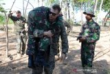 Prajurit Korps Marinir TNI AL dan Marinir Amerika Serikat (USMC) yang tergabung Latihan Bersama Cooperation Afloat Readiness and Training (CARAT) 2019 menggelar latihan evakuasi medis udara di Pusat Latihan Pertempuran Korps Marinir 5 Baluran, Karangtekok, Situbondo, JawaTimur. Sabtu (03/08/2019). Latihan evakuasi medis udara merupakan latihan yang menitikberatkan penanganan korban, mulai dari prosedur pertolongan pertama, melaksanakan koordinasi menggunakan radio dengan crew heli, membawa korban menuju ke heli dan menyerahkan korban kepada crew heli. Antara Jatim/Serka Mar Kuwadi/zk.