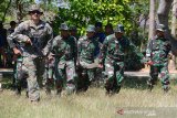 Prajurit Korps Marinir TNI AL dan Marinir Amerika Serikat (USMC) yang tergabung Latihan Bersama Cooperation Afloat Readiness and Training (CARAT) 2019 menggelar latihan evakuasi medis udara di Pusat Latihan Pertempuran Korps Marinir 5 Baluran, Karangtekok, Situbondo, JawaTimur. Sabtu (03/08/2019). Latihan evakuasi medis udara merupakan latihan yang menitikberatkan penanganan korban, mulai dari prosedur pertolongan pertama, melaksanakan koordinasi menggunakan radio dengan crew heli, membawa korban menuju ke heli dan menyerahkan korban kepada crew heli. Antara Jatim/Serka Mar Kuwadi/zk.