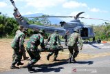 Prajurit Korps Marinir TNI AL dan Marinir Amerika Serikat (USMC) yang tergabung Latihan Bersama Cooperation Afloat Readiness and Training (CARAT) 2019 menggelar latihan evakuasi medis udara di Pusat Latihan Pertempuran Korps Marinir 5 Baluran, Karangtekok, Situbondo, JawaTimur. Sabtu (03/08/2019). Latihan evakuasi medis udara merupakan latihan yang menitikberatkan penanganan korban, mulai dari prosedur pertolongan pertama, melaksanakan koordinasi menggunakan radio dengan crew heli, membawa korban menuju ke heli dan menyerahkan korban kepada crew heli. Antara Jatim/Serka Mar Kuwadi/zk.