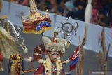 Peserta mengikuti Kids & Artwear Carnival dalam Jember Fashion Carnaval (JFC) ke-18 di Jember, Jawa Timur, Jumat (2/8/2019). Kids & Artwear Carnival merupakan rangkaian JFC ke-18 dengan tema Tribal Grandeur yang berarti keagungan suku-suku bangsa di dunia.
 Antara Jatim/Seno/zk