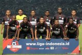 Tim Persipura Jayapura berpose bersama sebelum melawan tim Persebaya pada pertandingan Liga 1 di Stadion Gelora Bung Tomo, Surabaya, Jawa Timur, Jumat (2/8/2019). Persebaya menang atas Persipura Jayapura dengan skor 1-0. Antara Jatim/Didik Suhartono/ZK