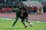 Pesepak bola Persebaya Ruben Karel Sanadi (kiri) berebut bola dengan pesepak bola Persipura Jayapura Yustinus Pae (kanan) pada pertandingan Liga 1 di Stadion Gelora Bung Tomo, Surabaya, Jawa Timur, Jumat (2/8/2019). Persebaya menang atas Persipura Jayapura dengan skor 1-0. Antara Jatim/Didik Suhartono/ZK