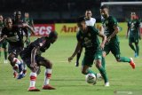 Pesepak bola Persebaya Rachmat Irianto (keempat kanan) menggiring bola dengan dihadang pemain Persipura Jayapura Yustinus Pae (kelimat kanan) pada pertandingan Liga 1 di Stadion Gelora Bung Tomo, Surabaya, Jawa Timur, Jumat (2/8/2019). Persebaya menang atas Persipura Jayapura dengan skor 1-0. Antara Jatim/Didik Suhartono/ZK