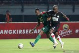 Pesepak bola Persebaya Amido Balde (kiri) berebut bola dengan pesepak bola Persipura Jayapura Andre Ribeiro Dos Santos (kanan) pada pertandingan Liga 1 di Stadion Gelora Bung Tomo, Surabaya, Jawa Timur, Jumat (2/8/2019). Persebaya menang atas Persipura Jayapura dengan skor 1-0. Antara Jatim/Didik Suhartono/ZK