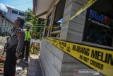 Polisi bersenjata lengkap berjaga didepan pos satpam di kediaman Menteri Kelautan dan Perikanan (KKP) Susi Pudjiastuti di Jalan Merdeka, Kabupaten Pangandaran, Jawa Barat, Sabtu (3/8/2019). Pasca pelemparan atau pengrusakan kaca pos satpam pada, Jumat (2/8/2019) oleh orang tidak dikenal, Polres Ciamis langsung menangkap pelaku pelemparan batu berinisial A (38) asal Pangandaran dengan motif pelaku tidak suka dengan Menteri Susi Pudjiastuti. ANTARA FOTO/Adeng Bustomi/agr