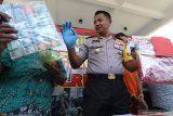 Kapolres Kediri AKBP Roni Faisal memperlihatkan barang bukti berikut pemilik panti pijat D-Glamour sekaligus tersangka mucikari prostitusi anak berinisial LP saat gelar kasus di Polres Kediri, Jawa Timur, Jumat (2/8/2019). Dari tempat usaha panti pijat milik LP tersebut polisi mengamankan empat orang pramu pijat dengan dua di antaranya masih berusia 16 dan 17 tahun sedang melakukan layanan seks bertiga (treesome) kepada pelanggan. Antara Jatim/Prasetia Fauzani/zk