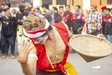 Seniman mementaskan tari tolak bala saat berpartisipasi dalam kegiatan kirab merah putih di kawasan Stadion Singaperbangsa, Karawang, Jawa Barat, Sabtu (3/8/2019). Tari tolak bala tersebut sebagai ritual bersih dan tolak bala agar bangsa Indonesia dalam keadaan aman dan tenteram. ANTARA FOTO/M Ibnu Chazar/agr