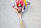  Seniman mementaskan tari tolak bala saat berpartisipasi dalam kegiatan kirab merah putih di kawasan Stadion Singaperbangsa, Karawang, Jawa Barat, Sabtu (3/8/2019). Tari tolak bala tersebut sebagai ritual bersih dan tolak bala agar bangsa Indonesia dalam keadaan aman dan tenteram. ANTARA FOTO/M Ibnu Chazar/agr