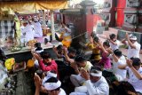 Umat Hindu melakukan persembahyangan Hari Raya Kuningan di Pura Sura Yudha Mandala, Ambon, Maluku, Sabtu (3/8/2019). Hari Raya Kuningan merupakan rangkaian Hari Raya Galungan yang dalam ajaran Hindu jatuh pada 10 hari setelah Galungan. ANTARA FOTO/izaac mulyawan/nym.