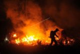 Petugas berupaya memadamkan api yang membakar lahan di daerah perbatasan Sumatera Selatan (Sumsel)-Jambi, Muara Bahar, Bayung Lencir, Musi Banyuasin, Sumsel, Jumat (2/8/2019) malam. Sedikitnya satu hektare lahan di wilayah perbatasan dua provinsi itu terbakar, dan aparat kepolisian segera datang dan turut mengupayakan pemadaman bersama warga menggunakan alat seadanya. ANTARA FOTO/Wahdi Septiawan/ama.