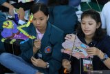 Mahasiswa baru Universitas Surabaya (Ubaya) merangkai wayang berbahan kertas di Universitas Surabaya, Jawa Timur, Jumat (2/8/2019). Kegiatan merangkai wayang itu memecahkan rekor Museum Rekor Dunia Indonesia (MURI) dengan kategori Pemrakarsa Dan Penyelenggara Merangkai Wayang Kertas Oleh Mahasiswa Terbanyak. Antara Jatim/Didik Suhartono/ZK)