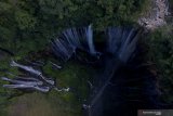 Panorama Kawasan Air Terjun Tumpak Sewu dengan latar Gunung Semeru di Lumajang, Jawa Timur, Minggu (4/8/2019). Air Terjun Tumpak Sewu merupakan air terjun yang berketinggian sekitar 120 meter yang berada di perbatasan Lumajang dengan Malang. Antara Jatim/Zabur Karuru