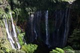 Panorama Kawasan Air Terjun Tumpak Sewu dengan latar Gunung Semeru di Lumajang, Jawa Timur, Minggu (4/8/2019). Air Terjun Tumpak Sewu merupakan air terjun yang berketinggian sekitar 120 meter yang berada di perbatasan Lumajang dengan Malang. Antara Jatim/Zabur Karuru