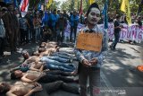 Massa yang tergabung dalam Aliansi Cipayung melakukan aksi teatrikal saat unjuk rasa Darurat Korupsi di depab Gedung DPRD Kota Bandung, Jawa Barat, Senin (5/8/2019). Aksi tersebut sebagai bentuk sikap dan protes terkait terjadinya sejumlah kasus korupsi, suap serta penyalahgunaan wewenang oleh sejumlah oknum pemerintah khususnya pemerintah Jawa Barat dan Pemerintah Kota Bandung. ANTARA FOTO/Novrian Arbi/agr