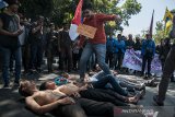 Massa yang tergabung dalam Aliansi Cipayung melakukan aksi teatrikal saat unjuk rasa Darurat Korupsi di depab Gedung DPRD Kota Bandung, Jawa Barat, Senin (5/8/2019). Aksi tersebut sebagai bentuk sikap dan protes terkait terjadinya sejumlah kasus korupsi, suap serta penyalahgunaan wewenang oleh sejumlah oknum pemerintah khususnya pemerintah Jawa Barat dan Pemerintah Kota Bandung. ANTARA FOTO/Novrian Arbi/agr