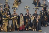 Desainer Anne Avantie (tengah), menampilkan rancangan busana saat puncak Jember Fashion Carnaval (JFC) di Jember, Jawa Timur, Minggu (4/8/2019). Penampilan khusus karya Anne Avantie di JFC-18 sebagai bentuk penghargaan kepada Pendiri dan Presiden JFC, Almarhum Dynand Fariz. Antara Jatim/Seno/zk