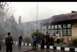 Petugas pemadam kebakaran berusaha memadamkan api yang melahap salah satu ruangan di gedung biro logistik Polda Nusa Tenggara Timur, di Kota Kupang, NTT, Senin (5/8/2019). Belum diketahui penyebab terbakarnya gedung logistik tersebut. ANTARA FOTO/Kornelis Kaha/nym.
