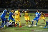 Pesepak bola Barito Putera Rafael Feital Da Silva (tengah) berebut bola dengan pesepak bola Persib Bandung Bojan Malisic (kanan) dalam pertandingan lanjutan Liga 1 2019 di Stadion Demang Lehman Martapura, Kalimantan Selatan, Minggu (4/8/2019).Barito Putera menang atas Persib Bandung dengan skor 1-0.Foto Antaranews Kalsel/Bayu Pratama S.