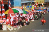 Suasana pedagang bendera merah putih dan umbul-umbul di Kawasan Pasar Baru, Banjarmasin, Kalimantan Selatan, Senin (5/8/2019).Menjelang hari ulang tahun ke-74 Republik Indonesia, penjualan pernak-pernik kemerdekaan seperti bendera merah putih, dan umbul-umbul mulai marak dijual.Foto Antaranews Kalsel/Bayu Pratama S.