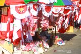 Pedagang bendera merah putih dan umbul-umbul menunggu pembeli di Kawasan Pasar Baru, Banjarmasin, Kalimantan Selatan, Senin (5/8/2019).Menjelang hari ulang tahun ke-74 Republik Indonesia, penjualan pernak-pernik kemerdekaan seperti bendera merah putih, dan umbul-umbul mulai marak dijual.Foto Antaranews Kalsel/Bayu Pratama S.