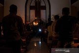 Jemaat melaksanakan ibadah kebaktian dengan menggunakan lilin di Gereja HKBP Bandung Timur, Bandung, Jawa Barat, Minggu (4/8/2019). Jemaat gereja tersebut menggunakan sumber cahaya alternatif seperti lilin akibat masih terdampak pemadaman listrik yang terjadi pada sejumlah daerah di DKI Jakarta, Banten dan Jawa Barat karena gangguan pada sejumlah pembangkit milik PLN. ANTARA FOTO/Novrian Arbi/agr