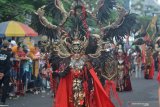 Peserta mengikuti acara puncak Jember Fashion Carnaval (JFC) ke-18 di Jember, Jawa Timur, Minggu (4/8/2019). Karnaval jalan raya sepanjang 3,6 kilometer tersebut mengangkat tema Tribal Grandeur. Antara Jatim/Seno/zk