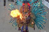 Peserta mengikuti acara puncak Jember Fashion Carnaval (JFC) ke-18 di Jember, Jawa Timur, Minggu (4/8/2019). Karnaval jalan raya sepanjang 3,6 kilometer tersebut mengangkat tema Tribal Grandeur. Antara Jatim/Seno/zk