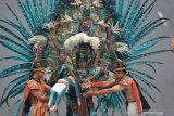 Peserta mengikuti acara puncak Jember Fashion Carnaval (JFC) ke-18 di Jember, Jawa Timur, Minggu (4/8/2019). Karnaval jalan raya sepanjang 3,6 kilometer tersebut mengangkat tema Tribal Grandeur. Antara Jatim/Seno/zk