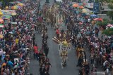 Peserta mengikuti acara puncak Jember Fashion Carnaval (JFC) ke-18 di Jember, Jawa Timur, Minggu (4/8/2019). Karnaval jalan raya sepanjang 3,6 kilometer tersebut mengangkat tema Tribal Grandeur. Antara Jatim/Seno/zk