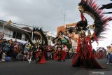 Peserta mengikuti acara puncak Jember Fashion Carnaval (JFC) ke-18 di Jember, Jawa Timur, Minggu (4/8/2019). Karnaval jalan raya sepanjang 3,6 kilometer tersebut mengangkat tema Tribal Grandeur. Antara Jatim/Seno/zk