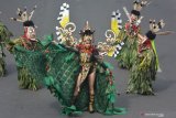 Penyanyi dan aktris Cinta Laura Kiehl (tengah) mengikuti acara puncak Jember Fashion Carnaval (JFC) ke-18 di Jember, Jawa Timur, Minggu (4/8/2019). Karnaval jalan raya sepanjang 3,6 kilometer tersebut mengangkat tema Tribal Grandeur. Antara Jatim/Seno/zk