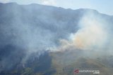 Asap mengepul di lokasi kebakaran hutan kawasan pegunung Kuta Malaka, Kecamatan Kuta Malaka, Kabupaten Aceh Besar, Aceh, Senin (5/8/2019). Badan Penanggulangan Bencana Aceh, menyatakan hingga saat ini terdeteksi tujuh titik api dan luas luas lahan yang terbakar mencapai 256 hektare tersebar di 12 kabupaten, di provinsi Aceh. (Antara Aceh/Ampelsa)