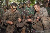 Prajurit Marinir Indonesia dan Amerika (USMC) mendapat pelajaran cara bertahan hidup di hutan (jungle survival) di hutan Selogiri, Kalipuro, Banyuwangi, Jawa Timur. Minggu (4/8/2019). Kegiatan tersebut merupakan salah satu materi yang dilatihkan dalam Latihan Bersama Cooperation Afloat Readiness and Training (CARAT) 2019 yang bertujuan meningkatkan profesionalisme prajurit Marinir kedua Negara.Antara Jatim/Serka Mar Kuwadi/zk