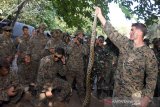 Prajurit Marinir Indonesia dan Amerika (USMC) mendapat pelajaran cara bertahan hidup di hutan (jungle survival) di hutan Selogiri, Kalipuro, Banyuwangi, Jawa Timur. Minggu (4/8/2019). Kegiatan tersebut merupakan salah satu materi yang dilatihkan dalam Latihan Bersama Cooperation Afloat Readiness and Training (CARAT) 2019 yang bertujuan meningkatkan profesionalisme prajurit Marinir kedua Negara.Antara Jatim/Serka Mar Kuwadi/zk