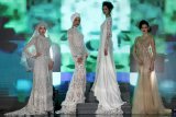 Sejumlah model memperagakan busana pengantin pada peragaan busana lintas budaya di JW Marriott Surabaya, Jawa Timur, Minggu (4/8/2019) malam. Peragaan busana itu merupakan salah satu rangkaian kegiatan pameran pernikahan adat berbagai daerah yang diikuti sejumlah vendor pernikahan. Antara Jatim/Didik Suhartono/ZK