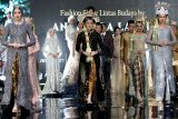 Sejumlah model memperagakan busana pengantin pada peragaan busana lintas budaya di JW Marriott Surabaya, Jawa Timur, Minggu (4/8/2019) malam. Peragaan busana itu merupakan salah satu rangkaian kegiatan pameran pernikahan adat berbagai daerah yang diikuti sejumlah vendor pernikahan. Antara Jatim/Didik Suhartono/ZK