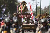 Peserta Parade Kendaraan Hias melintasi rute yang telah ditentukan di Kota Kediri, Jawa Timur, Minggu (4/8/2019). Parade yang diikuti sejumlah instansi pemerintah, swasta, pelajar, dan umum tersebut menampilkan sebanyak 61 unit kendaraan hias guna memeriahkan hari jadi ke-1140 Kota Kediri. Antara Jatim/Prasetia Fauzani/zk