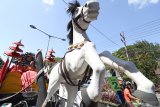 Peserta Parade Kendaraan Hias melintasi rute yang telah ditentukan di Kota Kediri, Jawa Timur, Minggu (4/8/2019). Parade yang diikuti sejumlah instansi pemerintah, swasta, pelajar, dan umum tersebut menampilkan sebanyak 61 unit kendaraan hias guna memeriahkan hari jadi ke-1140 Kota Kediri. Antara Jatim/Prasetia Fauzani/zk