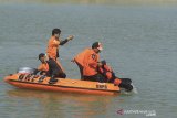 Peserta mengikuti pelatihan penyelamatan di air (water Rescue) di waduk Bojongsari, Indramayu, Jawa Barat, Minggu (4/8/2019). Pelatihan kebencanaan oleh Forum Komunikasi Aktivis Masjid (FKAM) bersama BPBD Indramayu tersebut untuk meningkatkan kesiapsiagaan kalangan remaja terhadap situasi tanggap bencana. ANTARA FOTO/Dedhez Anggara/agr